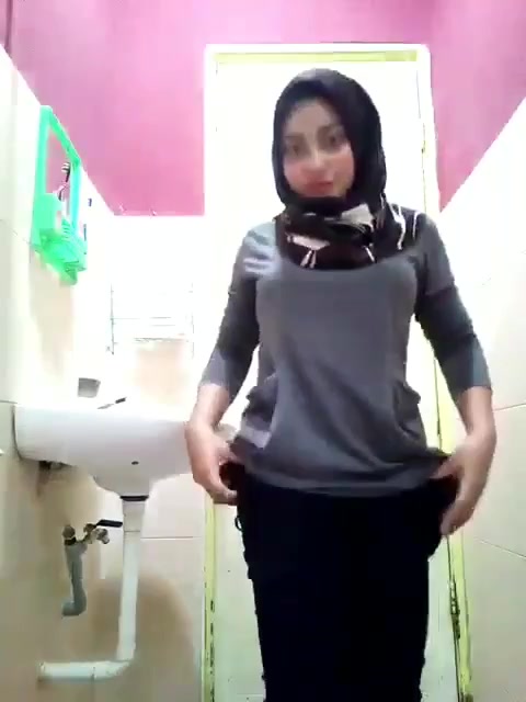 Hijab c0lm3k di kamar mandi