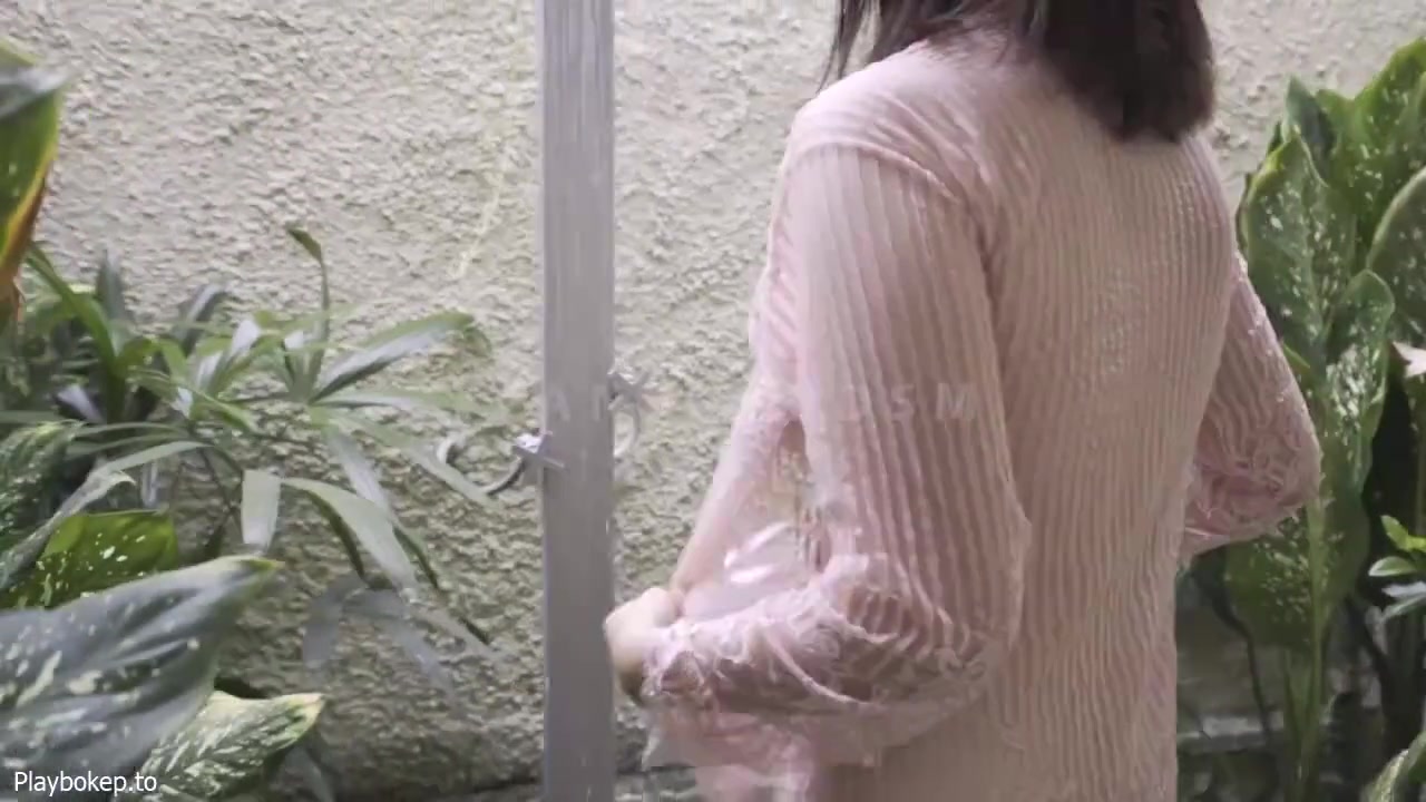 Adik lagi mandi di villa