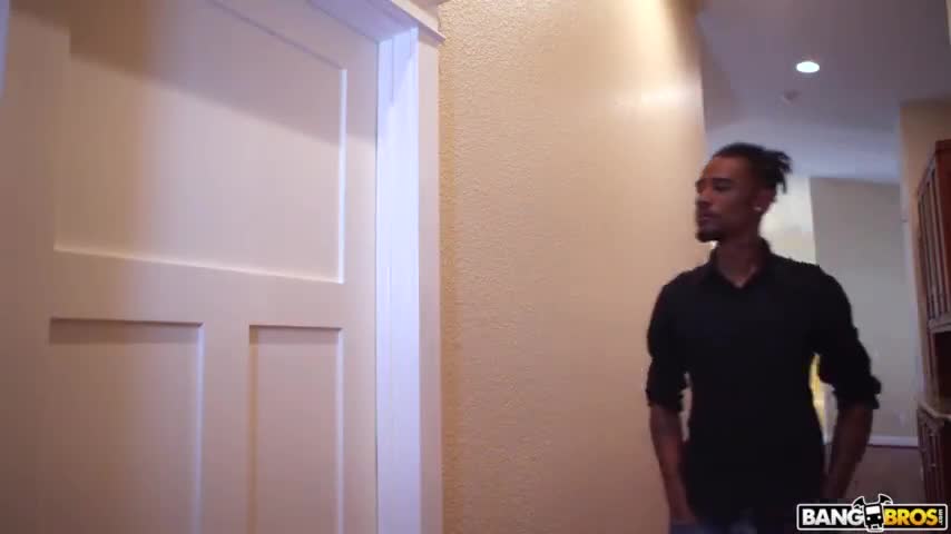 Gadis tersebut ditemukan sedang masturbasi dan kemudian menunggangi penis hitam seperti pelacur