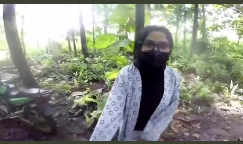 Demi uang 100 rb gadis ini rela NGEW3 di hutan
